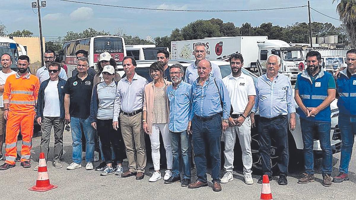 Foto de familia de los participantes, los profesores y los representantes de las entidades de Please