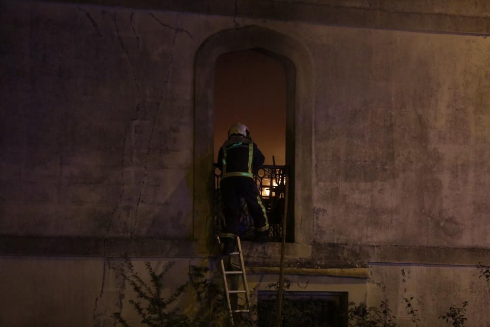 Un fuego destruye el chalé de los García Pola, uno de los tesoros indianos de Avilés.