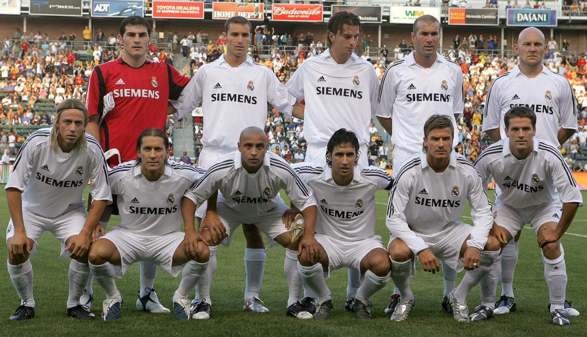 Casillas, Helguera, Pavón, Zidane, Gravesen, Guti, Salgado, Roberto Carlos, Raúl, Beckham y Owen durante un partido del Real Madrid en 2005.
