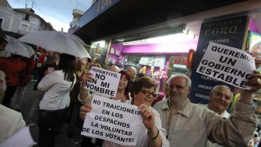 Los manifestantes se refugiaron de la lluvia bajo las cornisas.