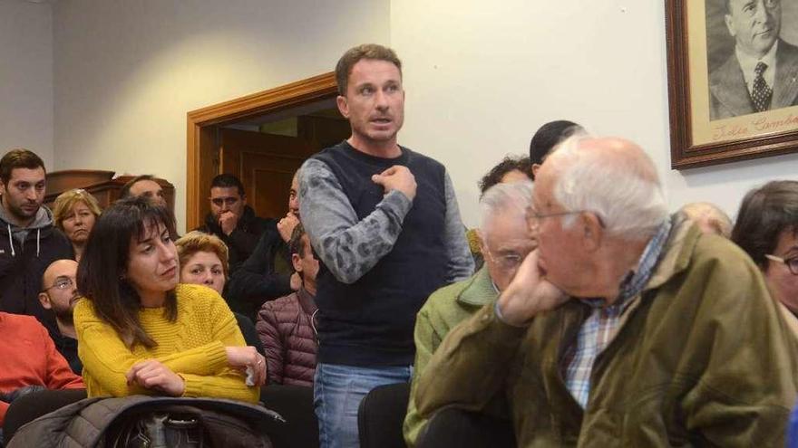 El familiar de una residente pidió a los grupos de la corporación vilanovesa que luchasen por la residencia Valle-Inclán. // Noé Parga