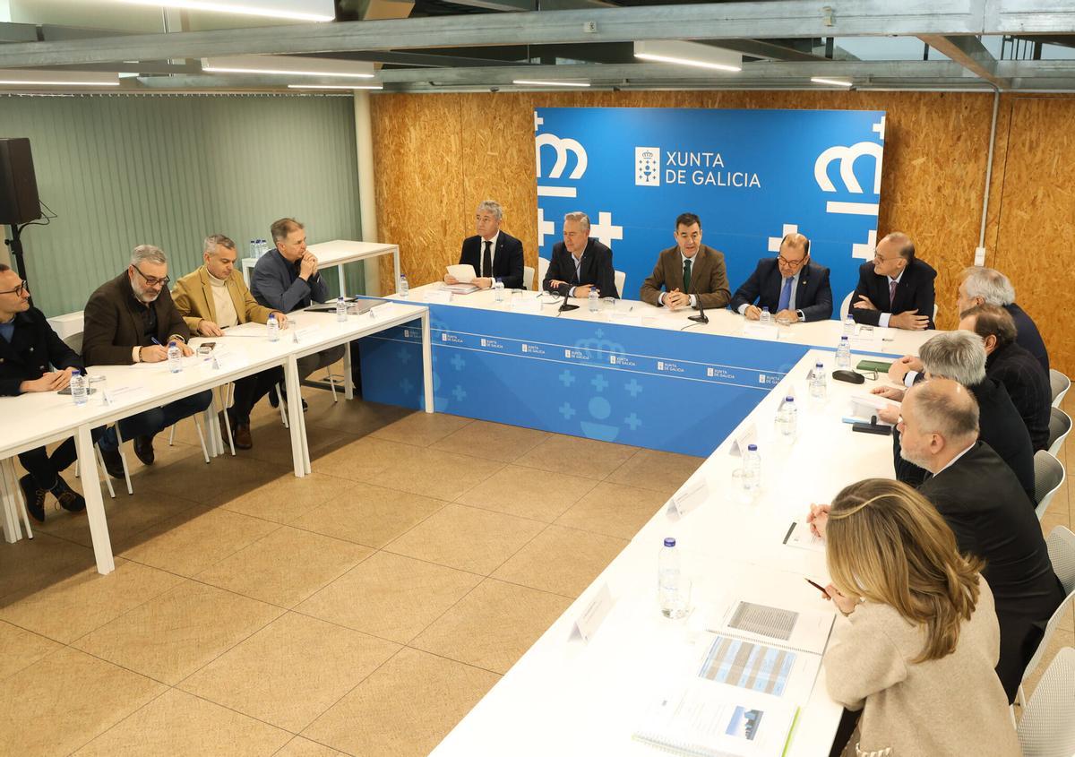 Un momento de la reunión constitutiva de la comisión de seguimiento celebrada ayer en Santiago.