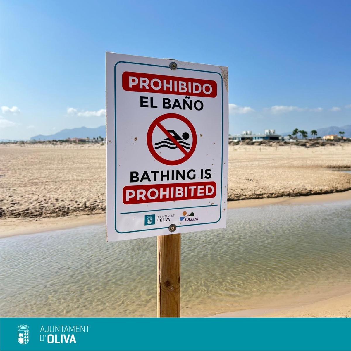 Uno de los tramos de playa de Oliva cerrados al baño.