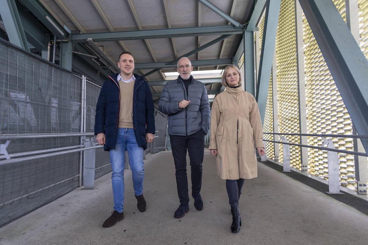 Aitor Bouza (i), secretario xeral del PSOE de Santiago, junto a los concelleiros Guinarte y Abal.