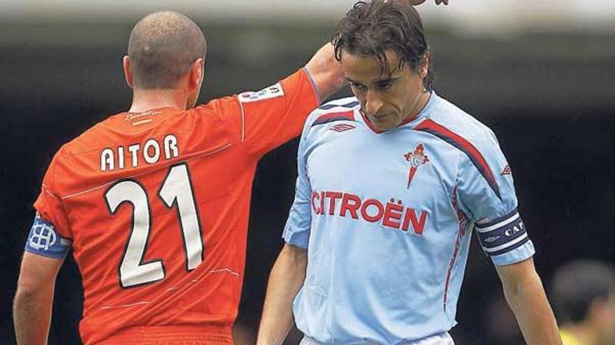 Noguerol vuelve a su posición mientras Aitor, del Recre, marca jugada el sábado en Balaídos.