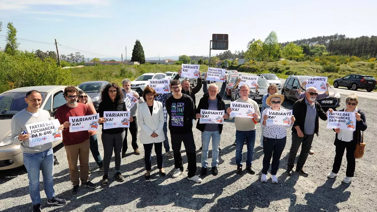 Caravana de vehículos en A Estrada por el tramo urbano de la N-640