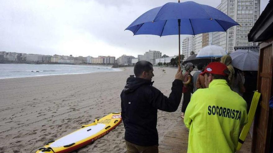 Jornada lluviosa en A Coruña, en una imagen tomada en la playa de Riazor.