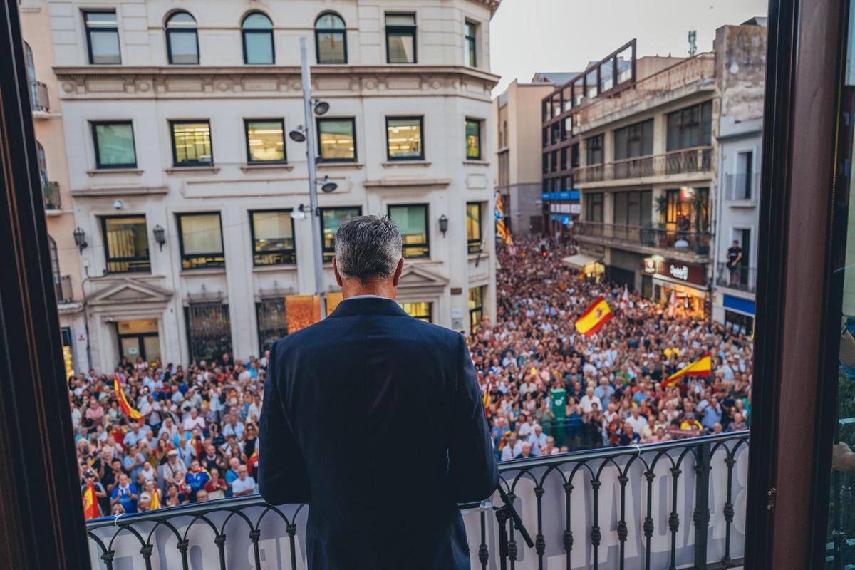 Vista de la plaza de la Vila de Badalona desde el balcón donde el alcalde, Xavier Garcia Albiol, ha pronunciado su discurso durante la manifestación en apoyo a Ceuta