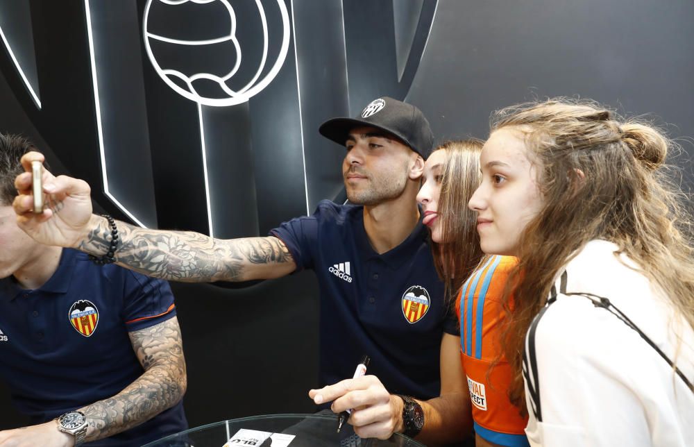 Zaza y Santi desatan la locura en una firma de autógrafos.