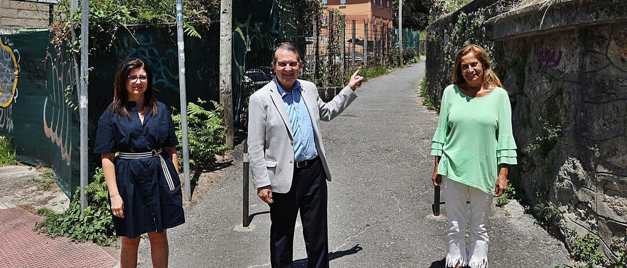 Caride, Caballero y Silva, ayer, en la zona sobre la que actuará el Concello.