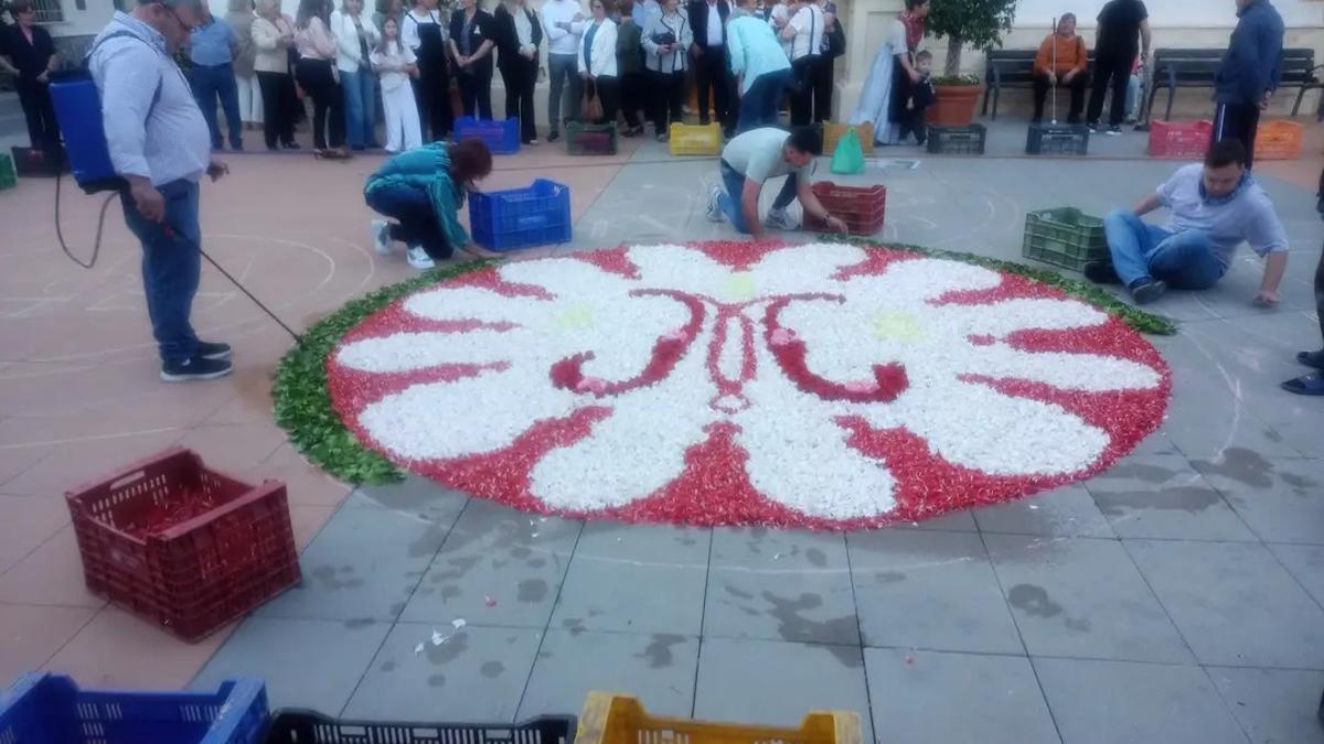 Vecinos de Desamparados montando el tapiz floral este mes de mayo