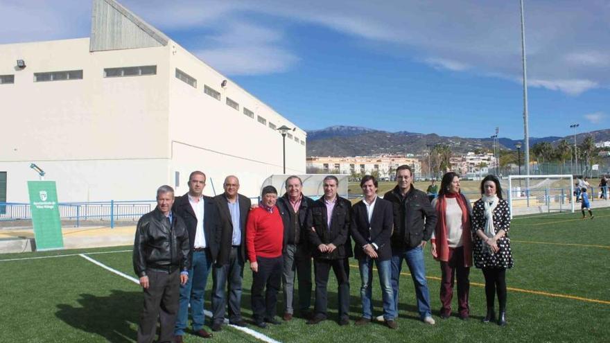 Bendodo y alcalde de Vélez en inauguración campo de fútbol de césped artificial.