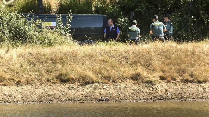 Agentes de la Guardia Civil, en el lugar donde fue hallada el cadáver de la mujer.