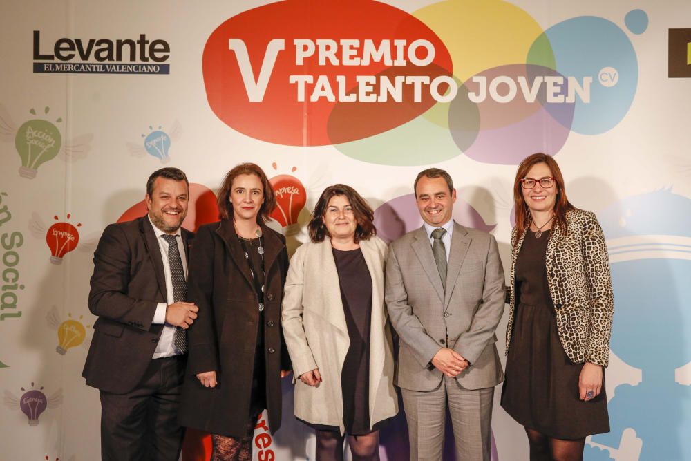 Los invitados posan en el photocall de los premios Talento Joven CV.