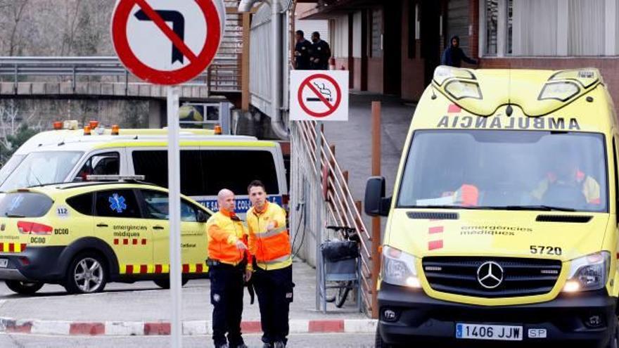 Diverses ambulàncies aturades a la seu de l&#039;hospital Josep Trueta de Girona mentre esperen i traslladen pacients al centre sanitari, en una imatge d&#039;arxiu.