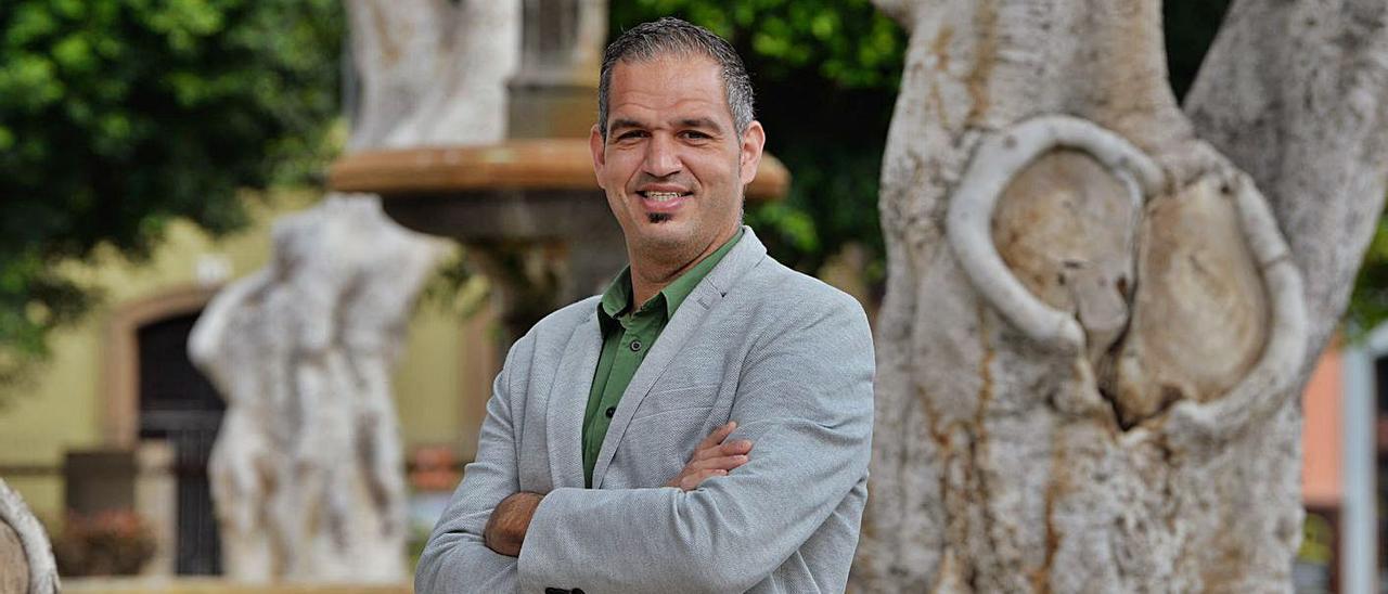 Moisés Rodríguez, ayer, en la plaza de Santiago de Gáldar. | |  JOSÉ CARLOS GUERRA