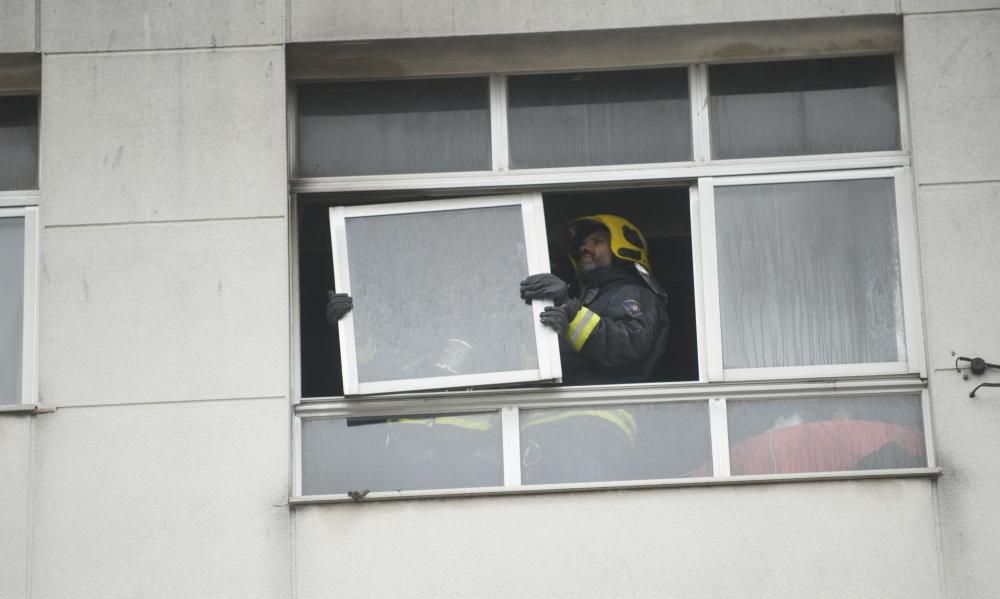 Los bomberos rescatan una niña y su padre en un incendio en un piso del Agra do Orzán