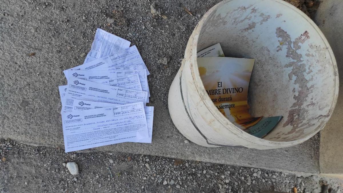 Notificaciones aparecidas en una papelera en el acceso de una urbanización en octubre.