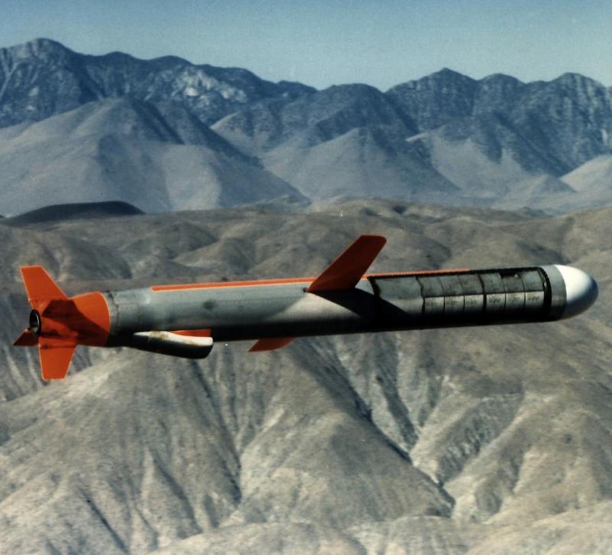 Un misil Tomahawk sobrevolando territorio afgano en 2001.