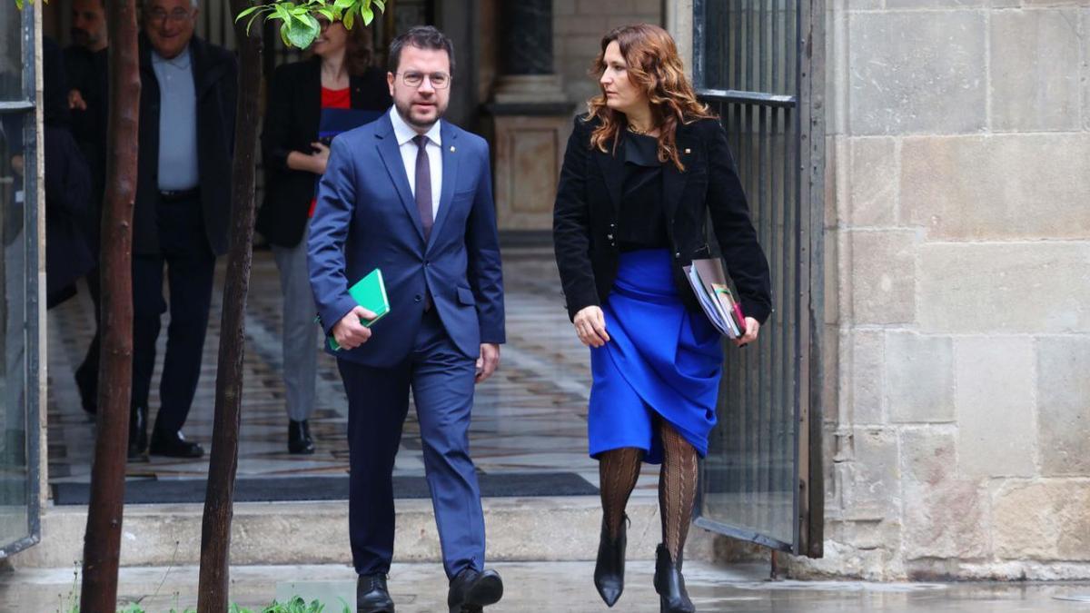 El president de la Generalitat, Pere Aragonès, con la vicepresidenta del Govern, Laura Vilagrà, este martes