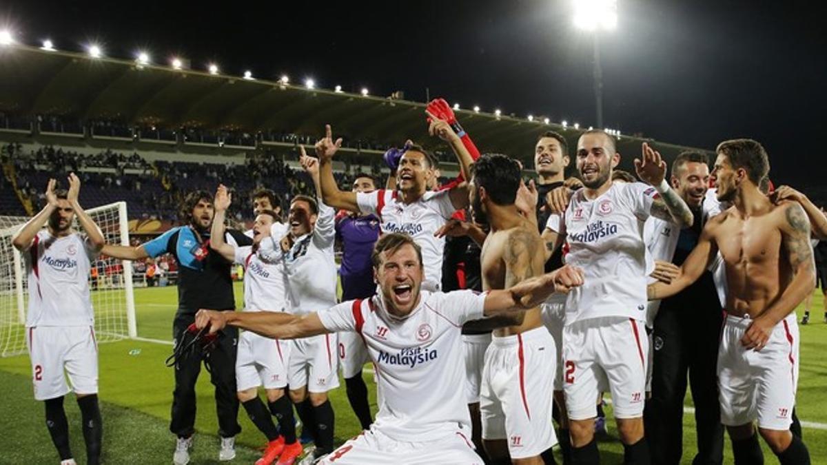 Los jugadores del Sevilla celebran la victoria ante la Fiorentina y el pase a la final de la Liga Europa