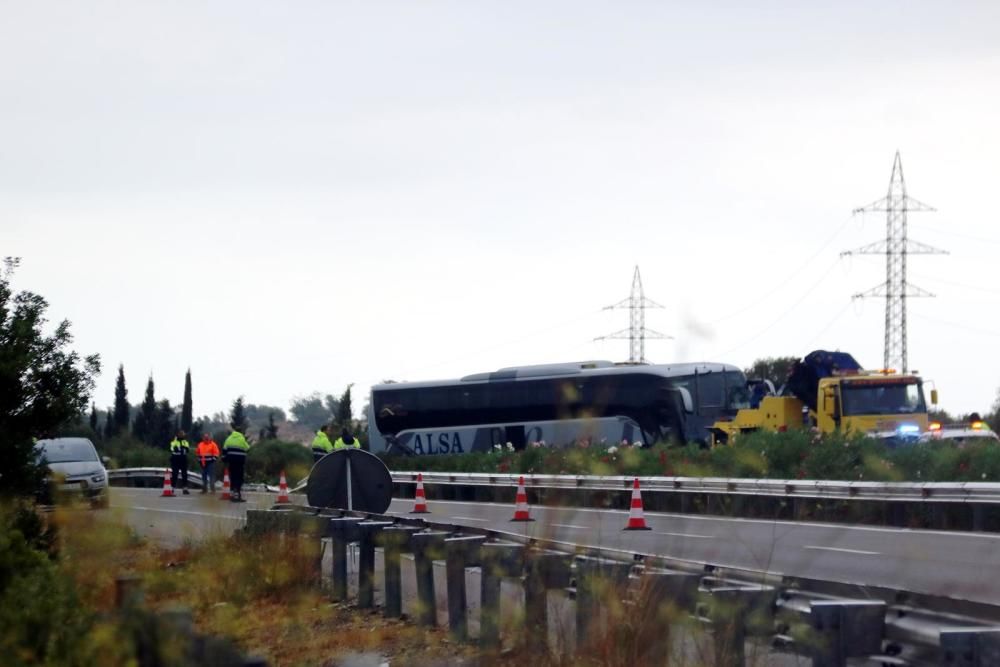 Un mort i nou ferits en un xoc frontal entre un cotxe i un autobús a l'AP-7 a Amposta