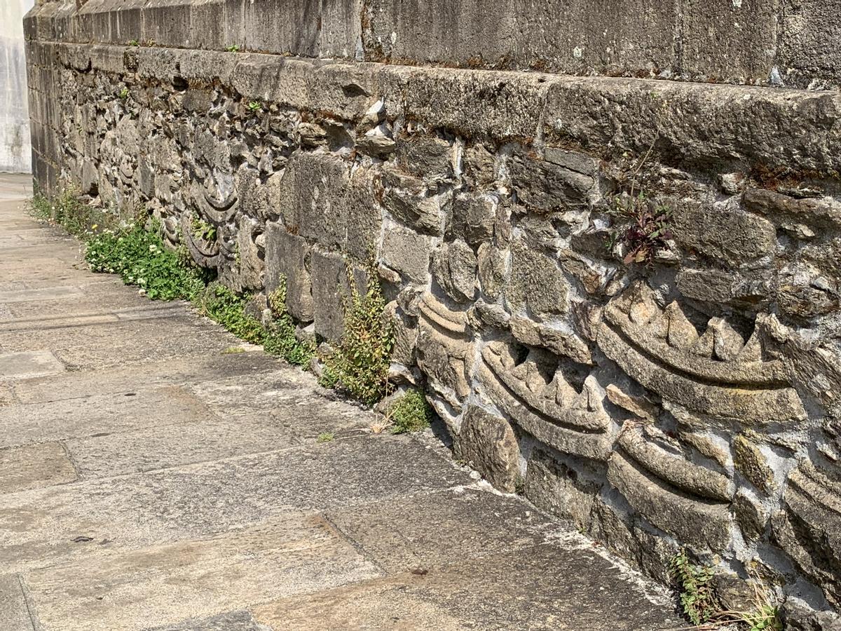 Arcos en el muro de San Martín Pinario
