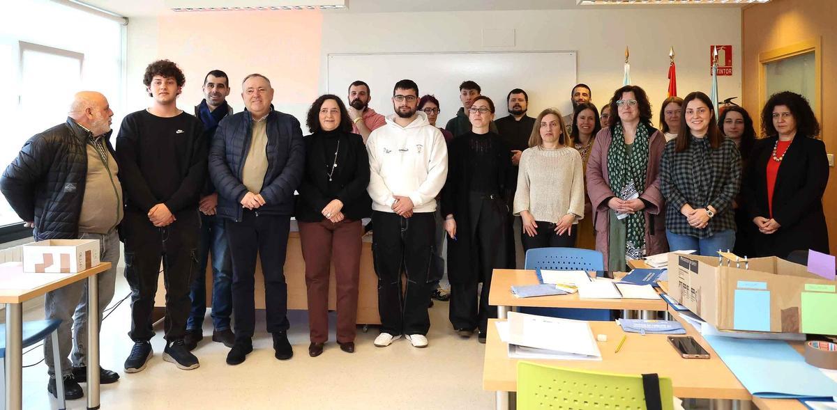 O alcalde, cuarto esquerda, e a delegada, quinta, cos participantes no programa.