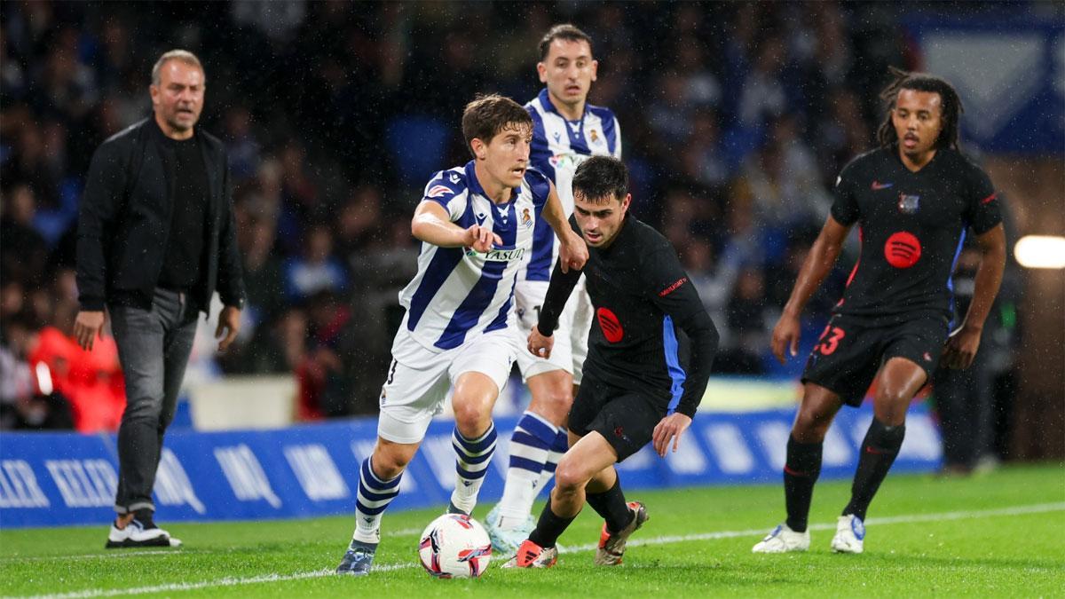 Hansi Flick da indicaciones a sus jugadores ante la Real Sociedad