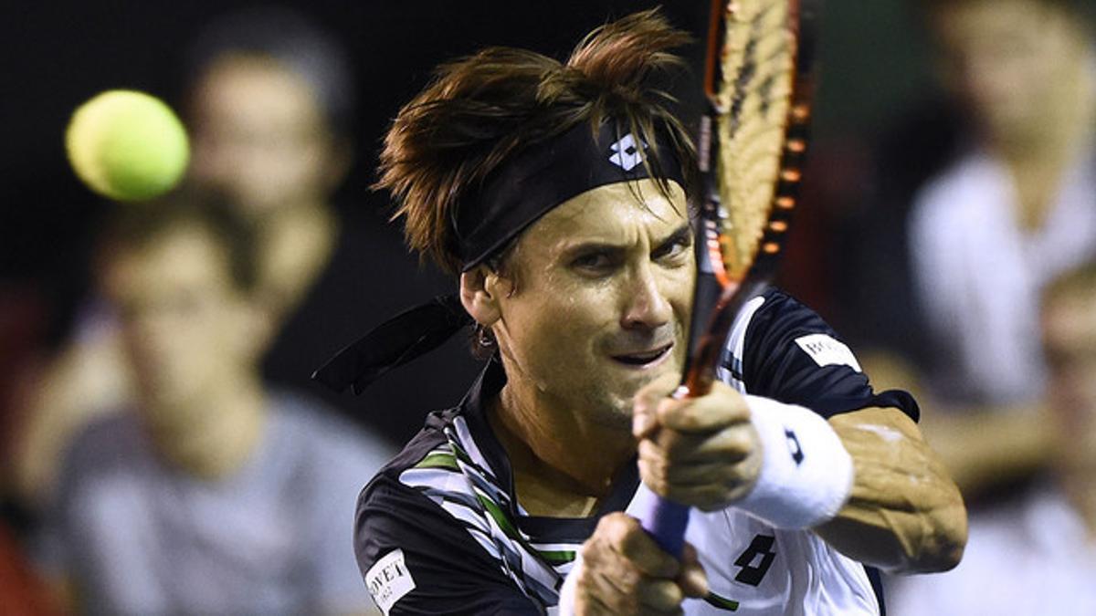 David Ferrer devuelve una bola a Fernando Verdasco, en el torneo de París-Bercy