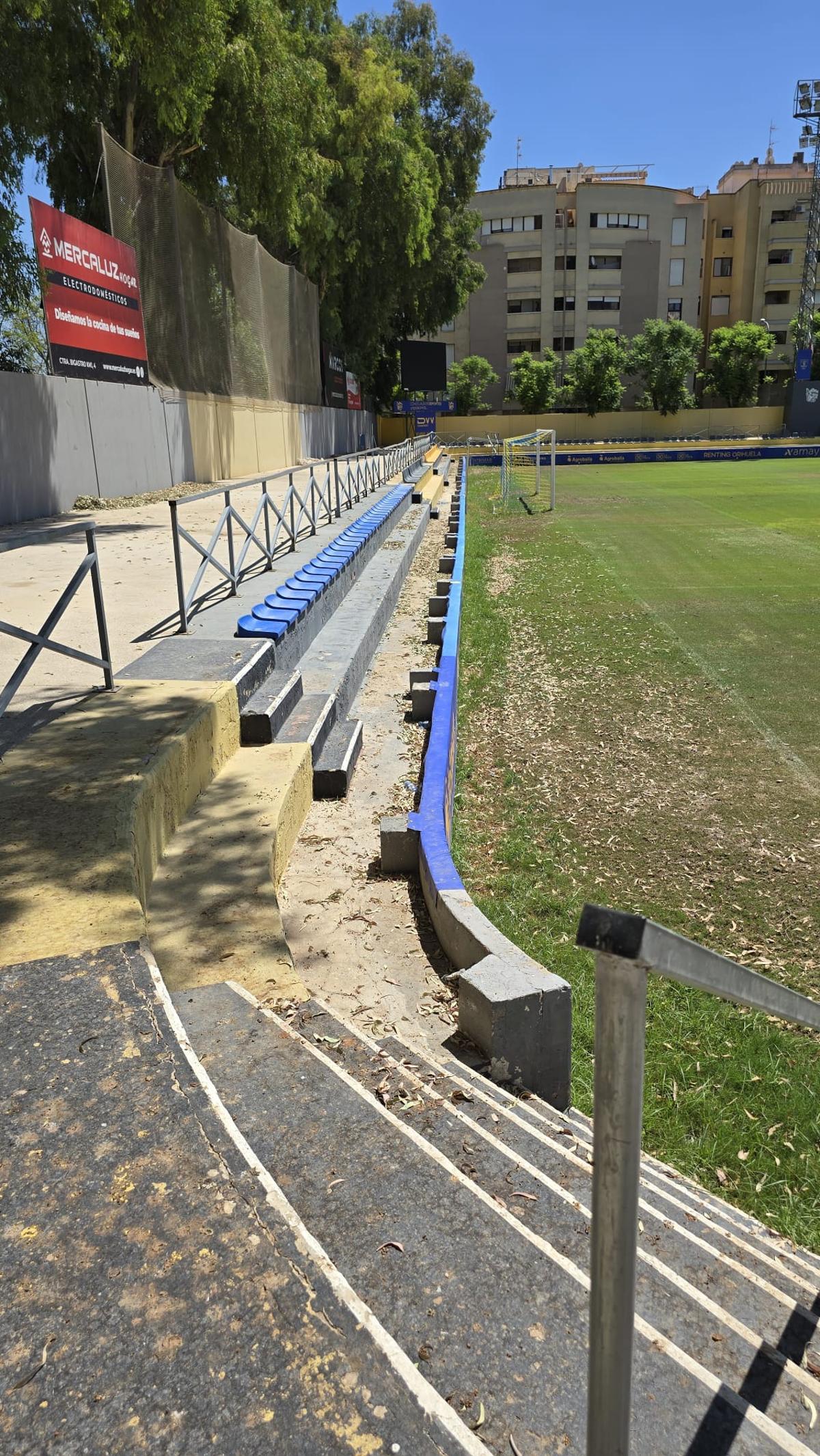 Así están las instalaciones y gradas del campo municipal de Los Arcos en Orihuela