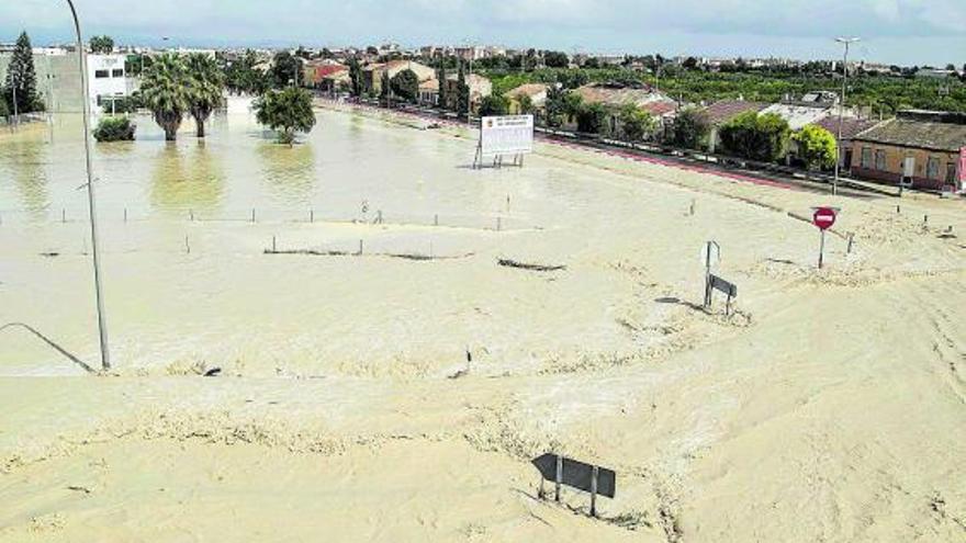 Las calles de Almoradí resultaron muy dañadas por culpa de la riada que anegó la localidad. | ALEX DOMÍNGUEZ