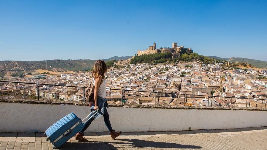 Una turista pasea por Alcalá la Real.