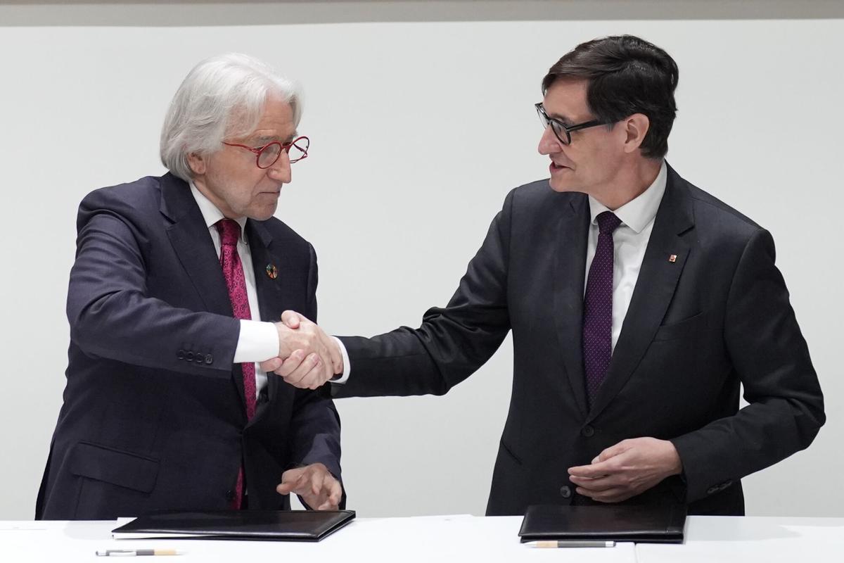 El president de la Generalitat, Salvador Illa (d), estrecha la mano al presidente de Foment del Treball, Josep Sánchez Llibre, durante la firma del acuerdo de los presupuestos catalanes 2026.