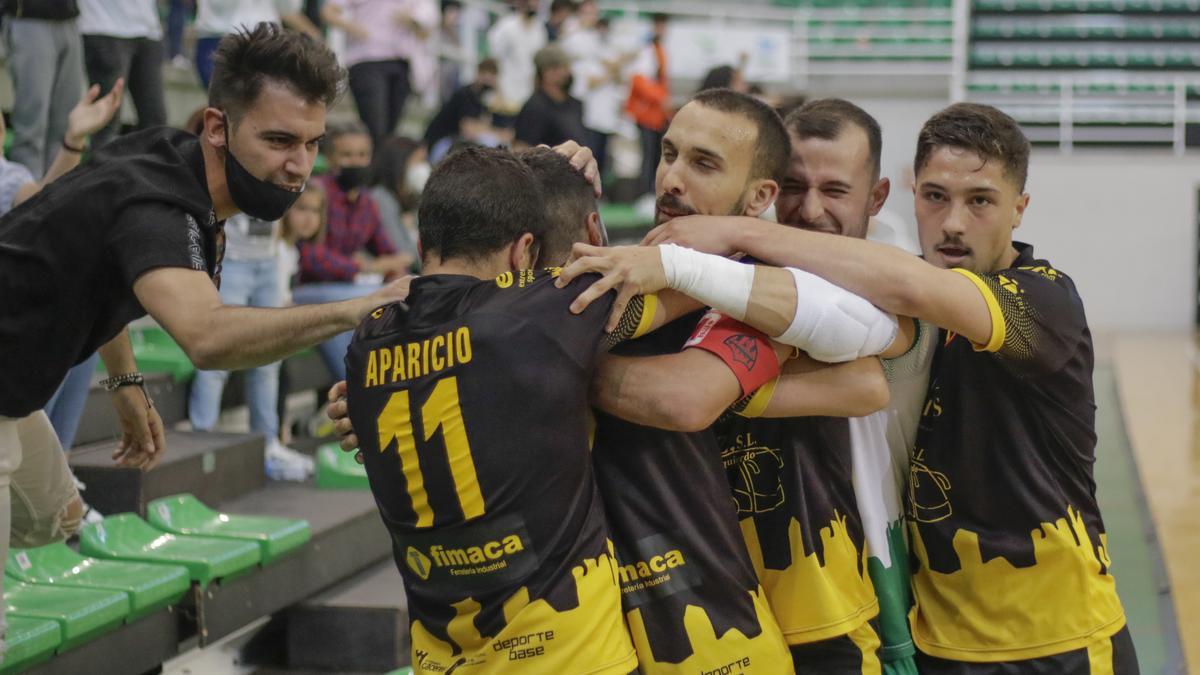 Los jugadores del Cáceres Universidad celebran un gol ante el Nueva Elda, en el pabellón Multiusos.