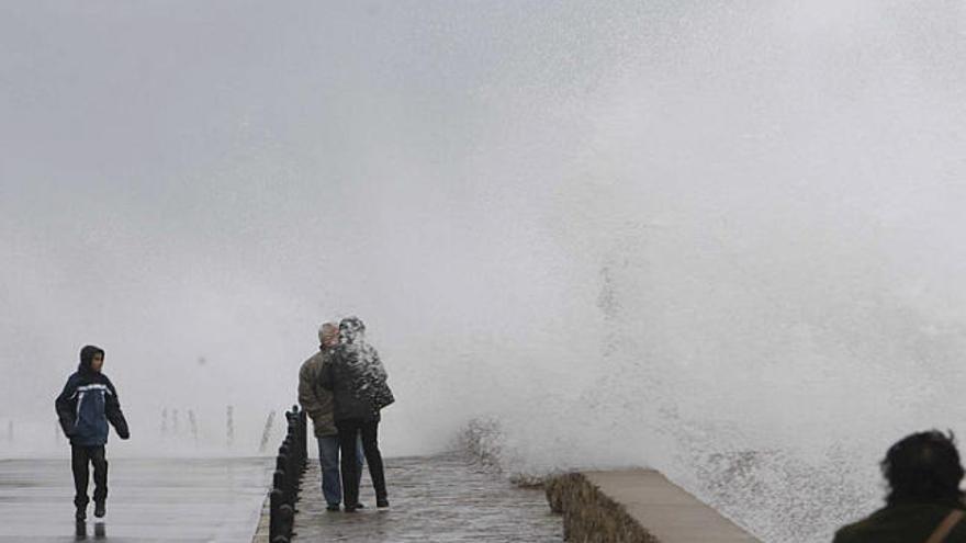 L&#039;onatge colpejant el passeig de l&#039;Escala el 28 de desembre de 2008.