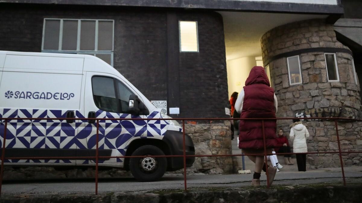 Empleados de Sargadelos a su llegada este viernes a la fábrica