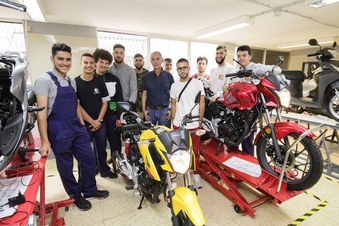 Reportaje IES Cruz de Piedra sobre taller motocicletas, novedad curso 2018/2019  | 25/04/2019 | Fotógrafo: Tony Hernández