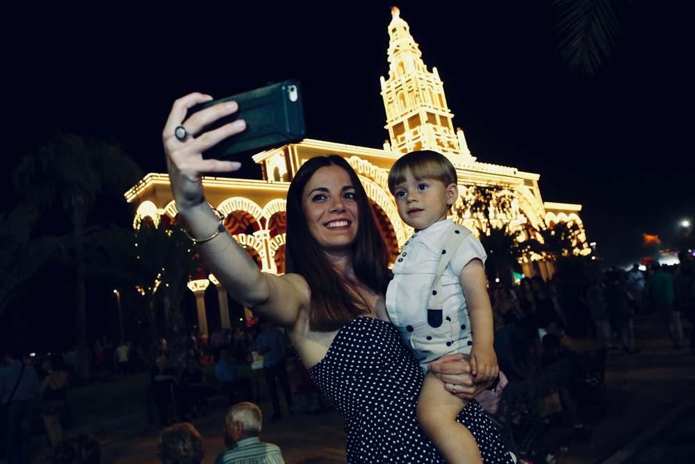 Luces y fuegos artificiales dan inicio a la Feria