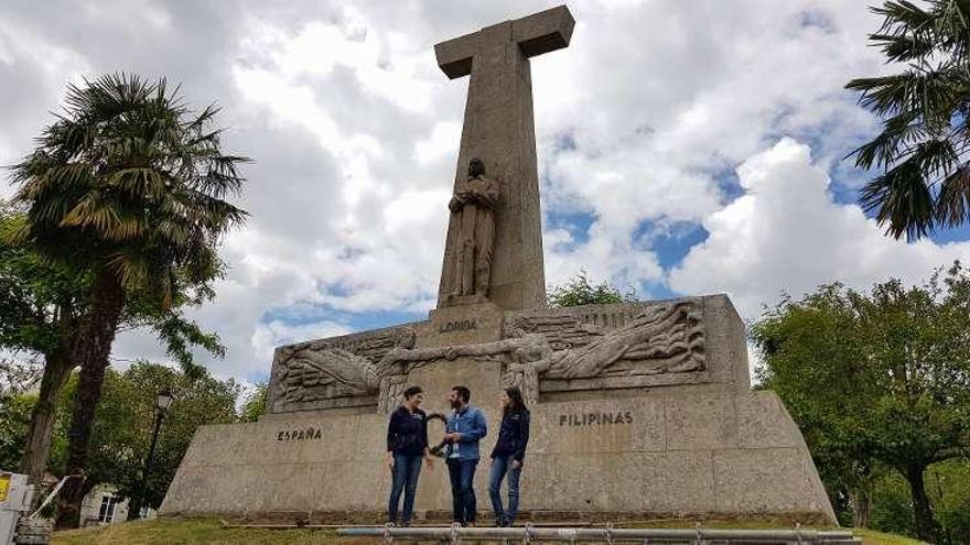 Vilariño y personal de la empresa que realizó los trabajos en la obra de Asorey.