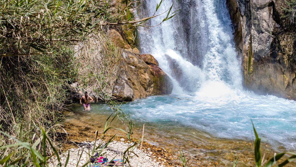 Balistas en la zona de la cascada del río Bolulla, este martes, tras el suceso ocurrido solo un día antes.