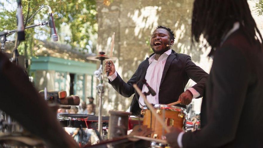 Una imagen de la actuación, ayer en el Festival Sinsal, de Arsenal Mikebe, formación procedente de Uganda. | Cris Padín