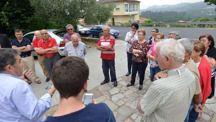 Lores habla con un grupo de vecinos que acudieron a comprobar el fin de la obra del saneamiento. // G.S.