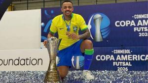 Joao Victor, con la medalla de oro y el trofeo de la Copa América