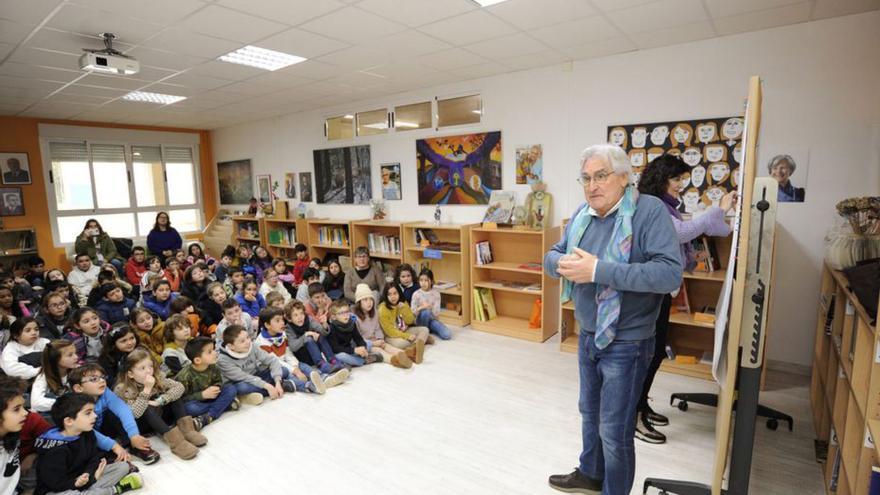 Paco López Barxas foi o protagonista do día no colexio estradense.  | // BERNABÉ/JAVIER LALÍN