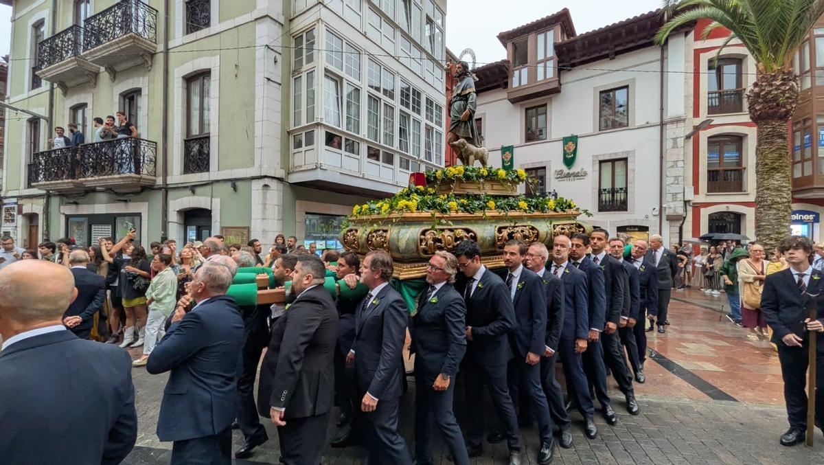 Traslado de la imagen de San Roque desde su capilla a la basílica de Llanes