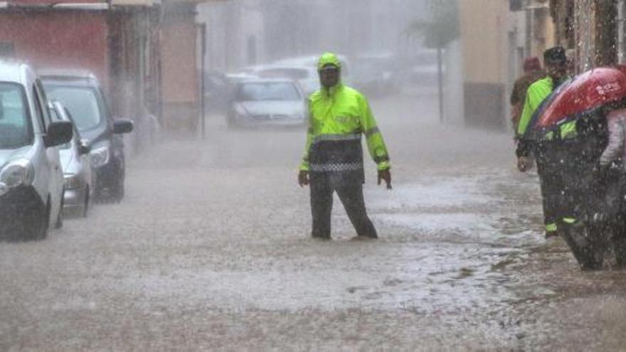 La gota fría arrastra coches en Orihuela y causa desprendimientos