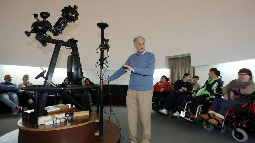 Juan José Louro Lojo durante sus explicaciones ayer en Instituto Marítimo Pesquero. // Marta G. Brea