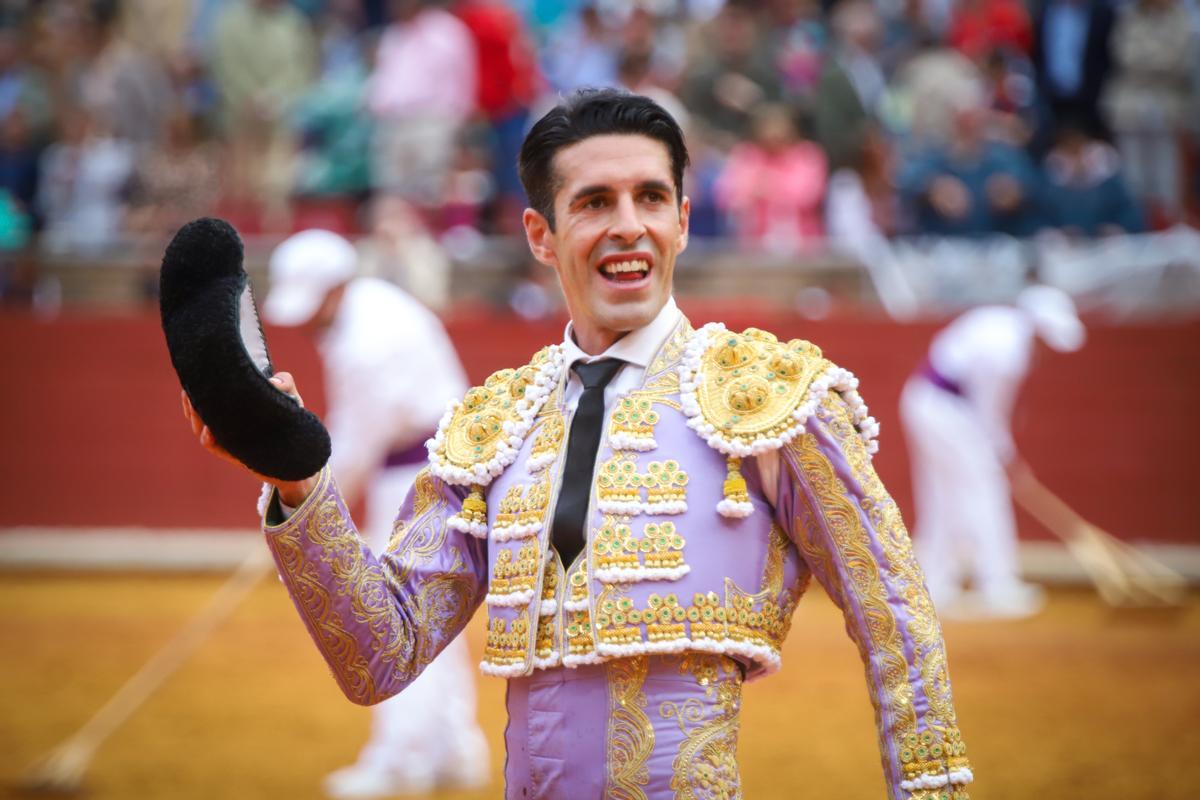 Alejandro Talavante saluda este domingo en una corrida de la Feria de Córdoba.