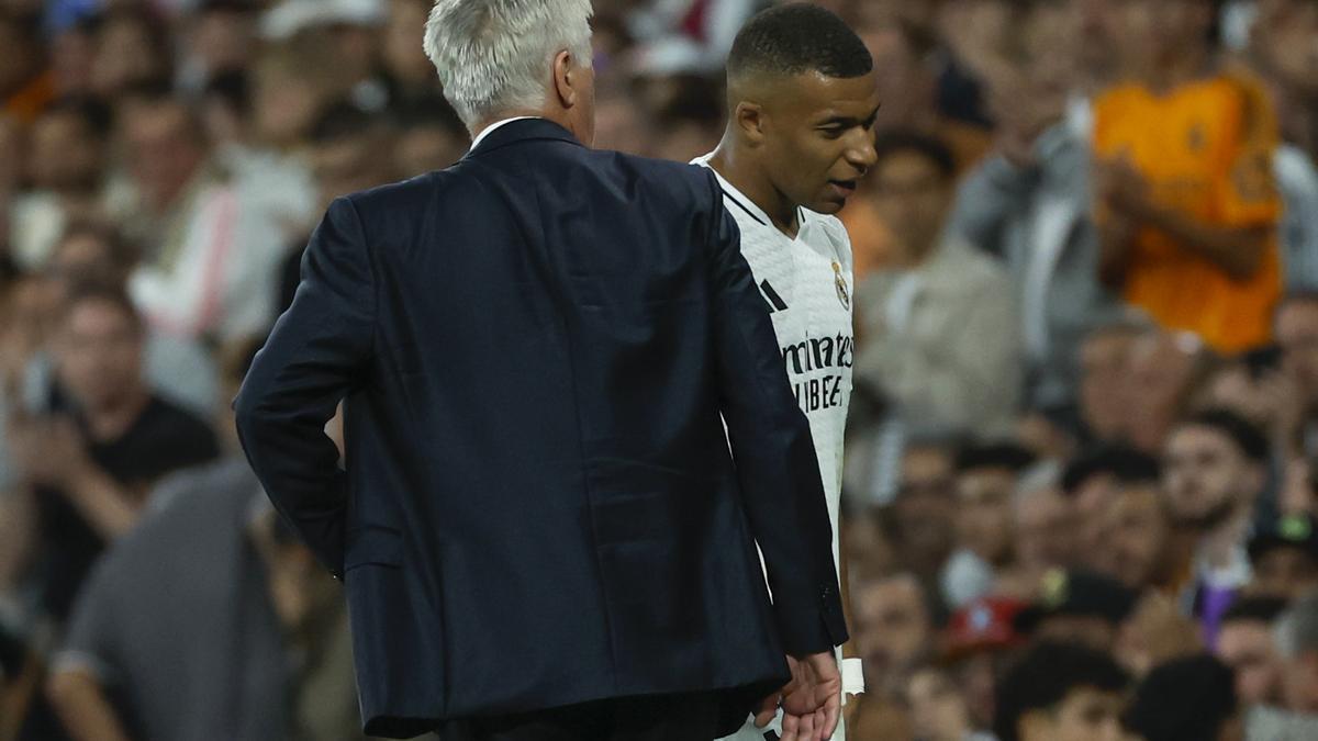 Carlo Ancelotti habla con Mbappé durante su sustitución en el partido ante el Alavés.